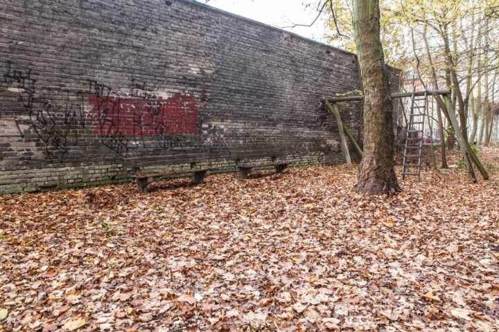 Hinterhof mit Backsteinmauer | KARIBUNI
