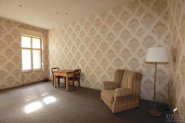 Zimmer mit Tapete mit Barock-Muster