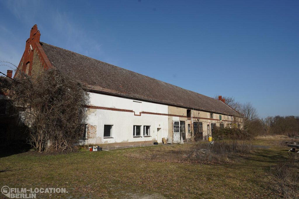 Heruntergekommenes Landgut mit Wasserturm