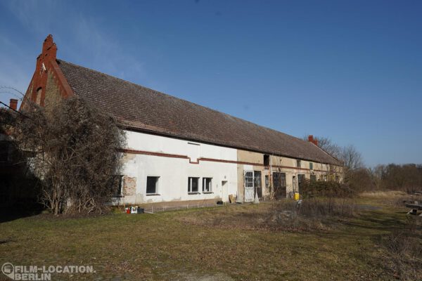 Heruntergekommenes Landgut mit Wasserturm